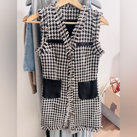 Chic Houndstooth Sleeveless Dress with Black Accents - Picture 2 of 2
